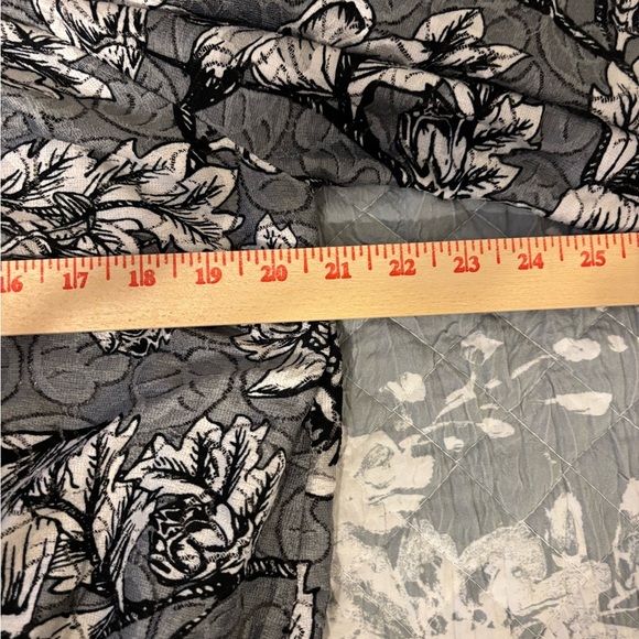 Chic Floral Black and White Blouse - Picture 3 of 8